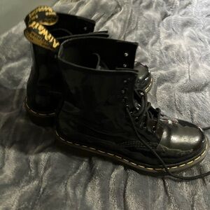 DOC MARTINS SIZE 7 WOMANS